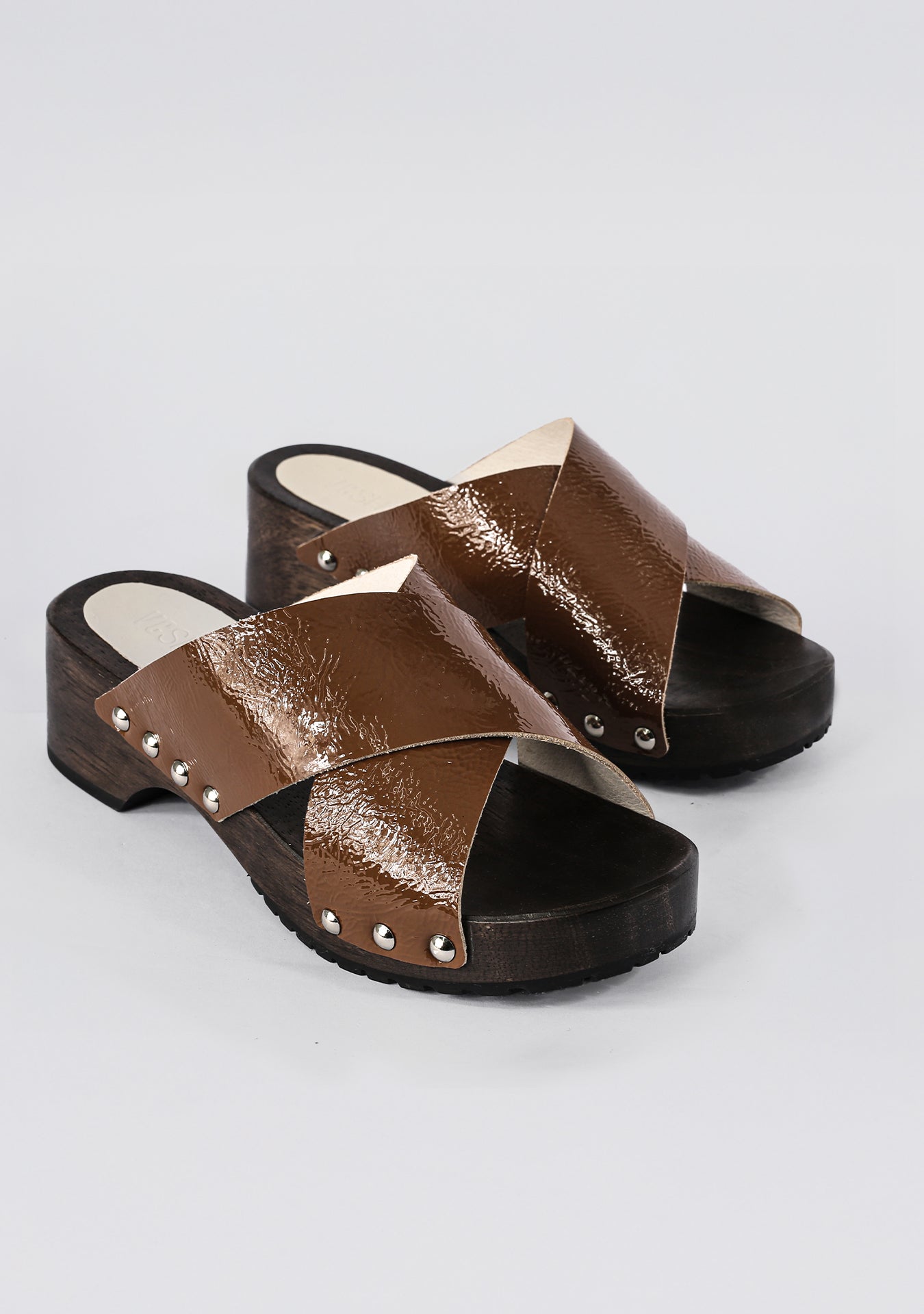 Tamanco Clog Mikaela Shiny Camelo