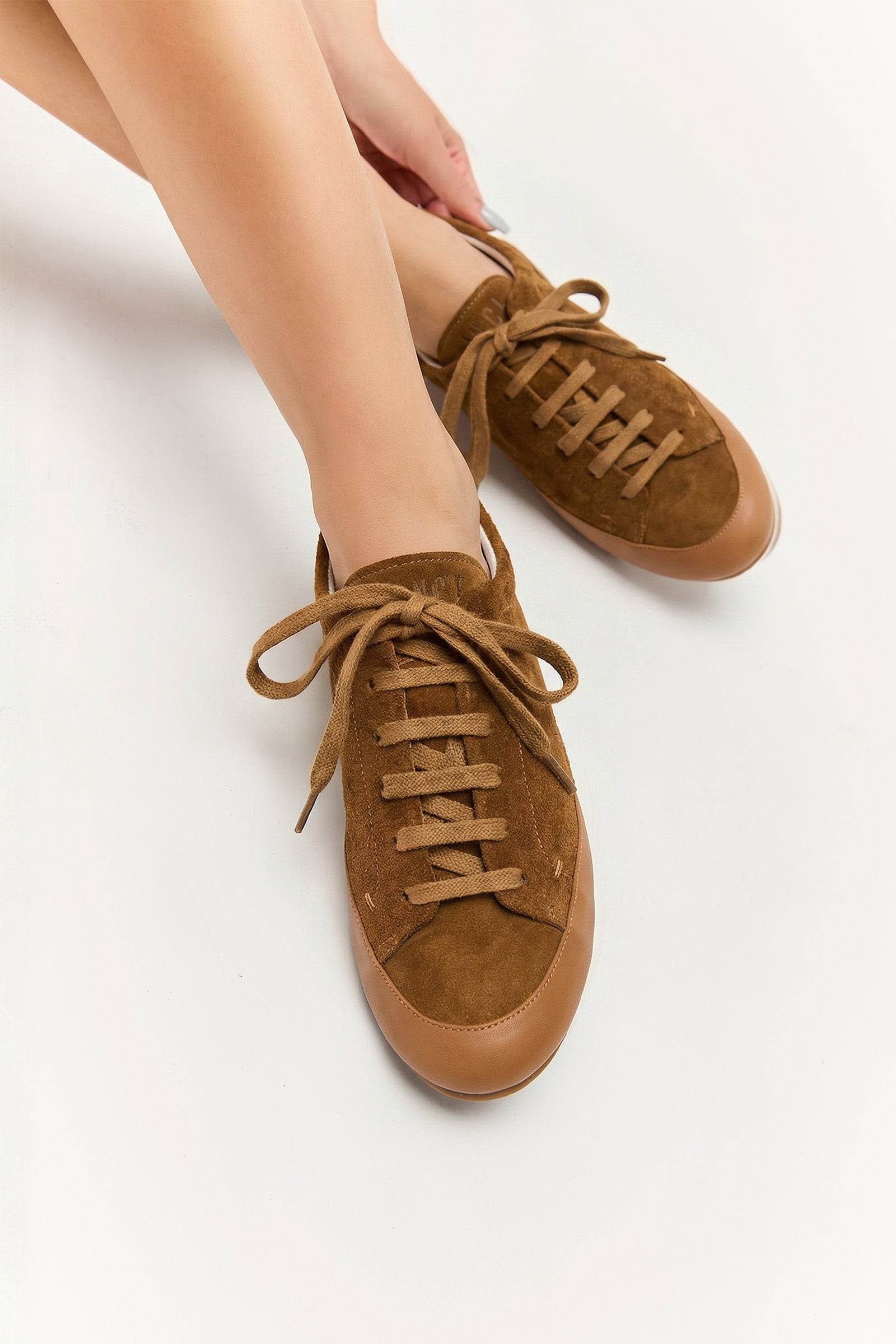 Sneaker Helsinque Camurça Capuccino